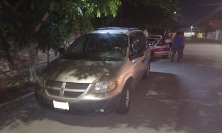 Taxi #710 choca contra una Van en Santiago de la Peña
