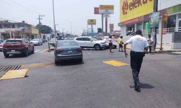 ¡Carambola en la Cuauhtémoc! Tres vehículos involucrados en un accidente sin heridos.