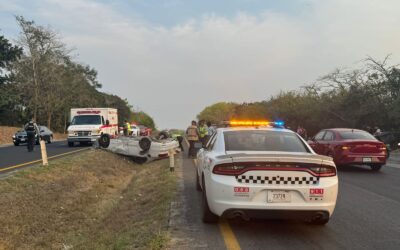 Tráiler provoca volcadura de auto en la autopista México Tuxpan