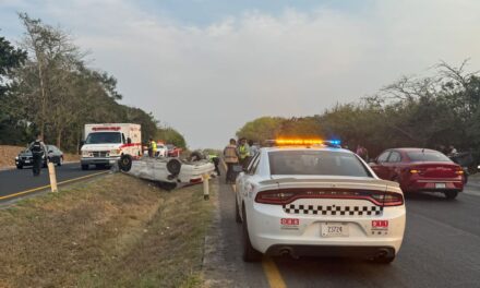 Tráiler provoca volcadura de auto en la autopista México Tuxpan