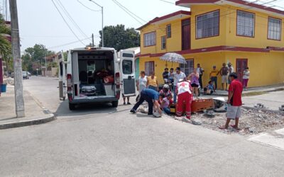 Mujer Motociclista es Embestida por Automóvil en Santiago de la Peña