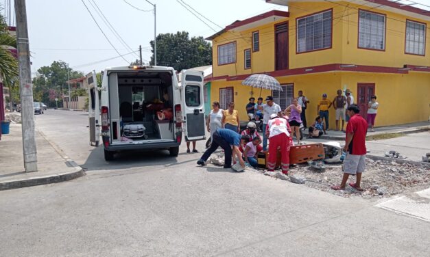 Mujer Motociclista es Embestida por Automóvil en Santiago de la Peña