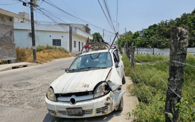 Se quedó sin frenos y se llevó un Poste de TELMEX en la calle Libertad