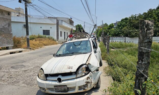 Se quedó sin frenos y se llevó un Poste de TELMEX en la calle Libertad