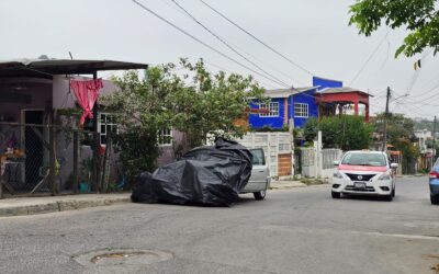 Derriba Poste en la calle Lirios y Huye: Tránsito Municipal Encuentra el Vehículo Oculto