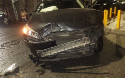 Aparatoso choque entre automóvil y camioneta en el centro deja elevados daños materiales