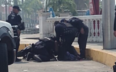 Escándalo en Tuxpan: Policías del Estado golpean y detienen a motociclista