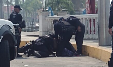 Escándalo en Tuxpan: Policías del Estado golpean y detienen a motociclista