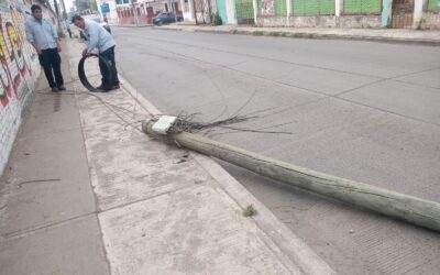 Camioneta VS poste de Telmex, milagrosamente sin heridos