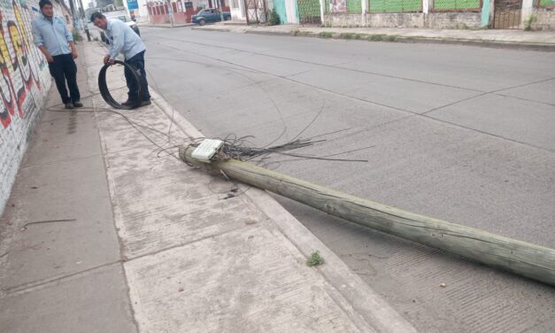 Camioneta VS poste de Telmex, milagrosamente sin heridos