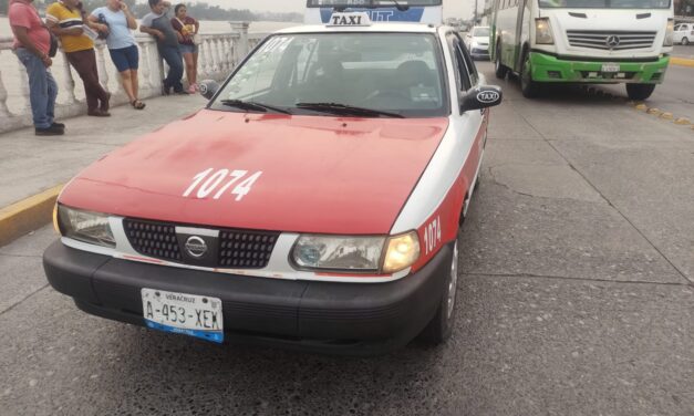 Choca el TAXI 1074 contra un Mercedes Benz en el Bulevar Independencia