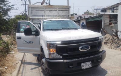 Camioneta derriba poste y mufa en Los Artistas, el conductor deberá pagar reparaciones
