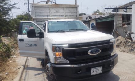 Camioneta derriba poste y mufa en Los Artistas, el conductor deberá pagar reparaciones