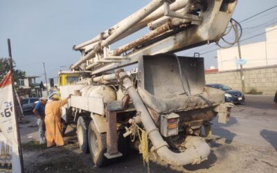 Derrama el aceite de su Mercedes Benz en la Quintana Roo y deja un lesionado