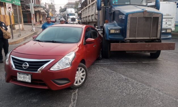 Accidente en la Rivera: Kenworth VS Versa