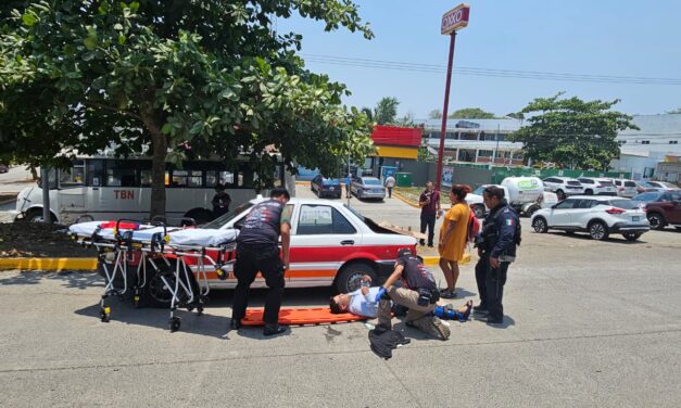 Choca con su Mortalika contra el TAXI 1228 frente al Infonavit Reyes Heróles