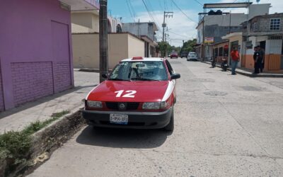 Taxista choca con el TSURU a una moto en la Anáhuac