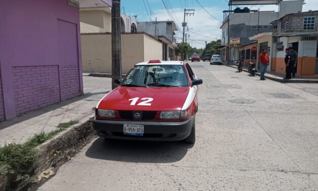 Taxista choca con el TSURU a una moto en la Anáhuac