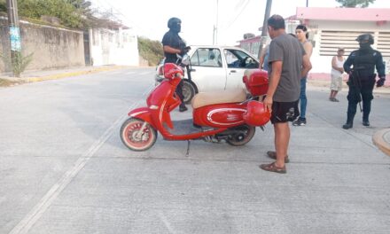 Derriban a mujer motociclista en la Anáhuac