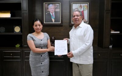 Alcalde de Tuxpan, José Manuel Pozos Castro entregó nombramientos a directora del DIF y a directora de Contabilidad.