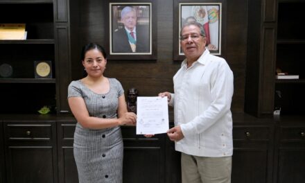 Alcalde de Tuxpan, José Manuel Pozos Castro entregó nombramientos a directora del DIF y a directora de Contabilidad.