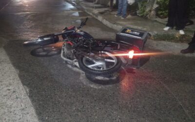 Lo derriban en su MORTALIKA con una troca: Sin heridos