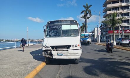 Le da por «Detroit» a un Taxi con su Mercedes Benz en el Bulevar