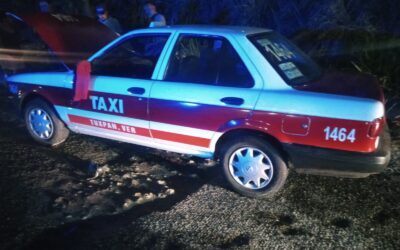 Taxista provoca accidente al realizar una vuelta en U sin precaución: Motociclista hospitalizado