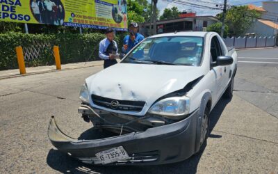 Ruletero provoca choque al intentar dar vuelta en U sobre la Cuauhtémoc