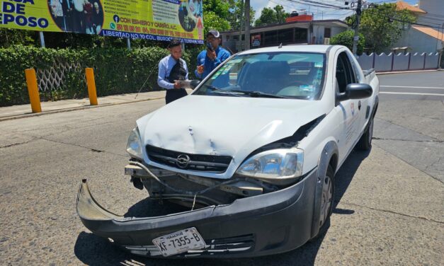 Ruletero provoca choque al intentar dar vuelta en U sobre la Cuauhtémoc