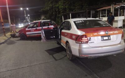 Taxista choca con semáforo y luego impacta a otro ruletero en la López