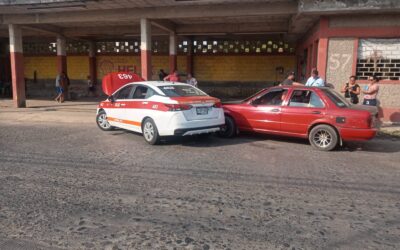 Taxista choca un automóvil y deja tres menores lastimados en la Cuauhtémoc