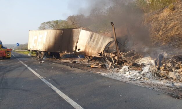 Choque de Titanes Deja un Muerto en la Autopista Tuxpan-Tampico