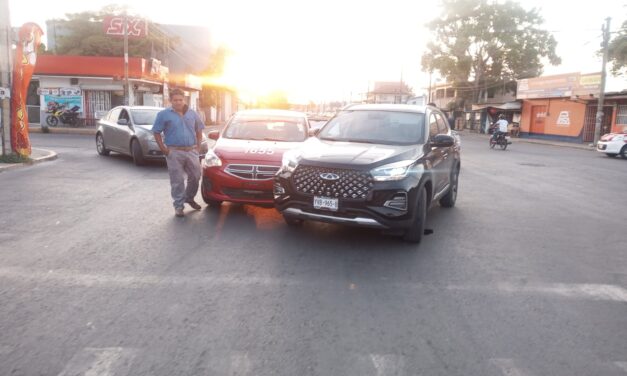 ¡Qué Creen! ¡Chocó OTRO TAXISTA! Ahora en la «Privada»