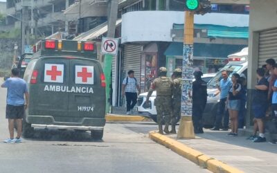 Motociclista herido tras chocar con un taxi en el Bulevar: Ambos conductores aseguran haber cruzado en verde