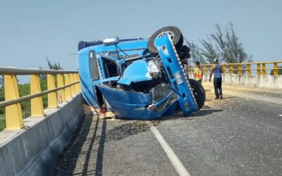 Tráiler con Carga de Maíz Vuelca sin Lesionados en el Distribuidor Vial