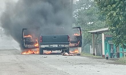 Camioneta se Incendia en la Carretera Tuxpan-Cazones: Afortunadamente, Sin Víctimas