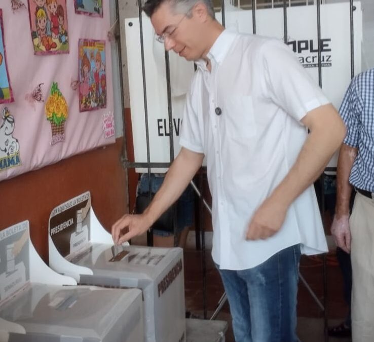 Vota Dante Delgado; llama a los veracruzanos a ejercer de forma responsable el voto