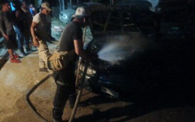 Se incendia una Dodge Caravan en COLOMAN; solo se reportan daños materiales