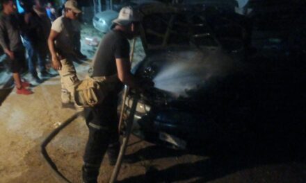 Se incendia una Dodge Caravan en COLOMAN; solo se reportan daños materiales