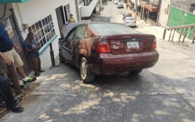 Automóvil sin frenos choca con un poste de seguridad en el Cerro San Fernado