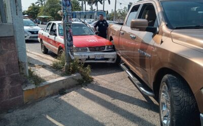 Taxista Impactado por Conductor al Intentar Entrar a Estacionamiento de Office Depot