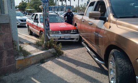 Taxista Impactado por Conductor al Intentar Entrar a Estacionamiento de Office Depot