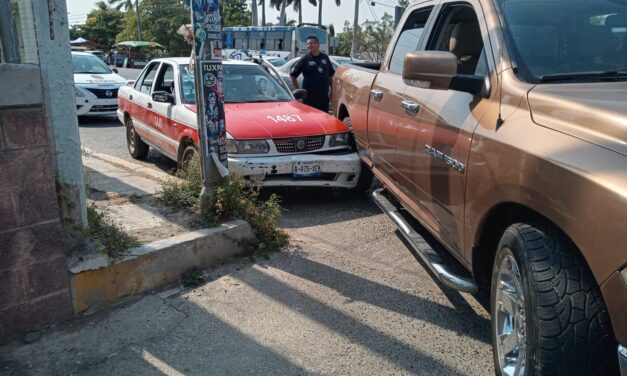 Taxista Impactado por Conductor al Intentar Entrar a Estacionamiento de Office Depot