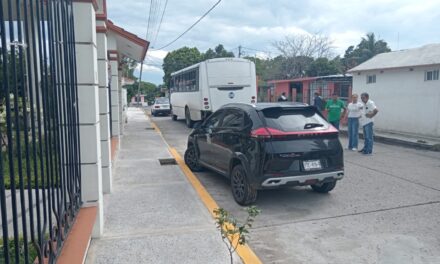 Agarró a una CAMIONETA a «Balón Parado» en Los Pinos