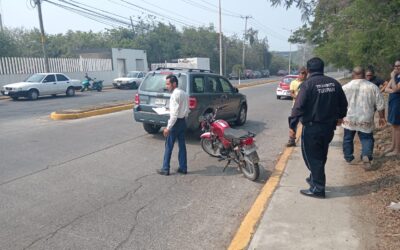 Otro motociclista derribado por una camioneta: Piloto resultó ligeramente lesionado