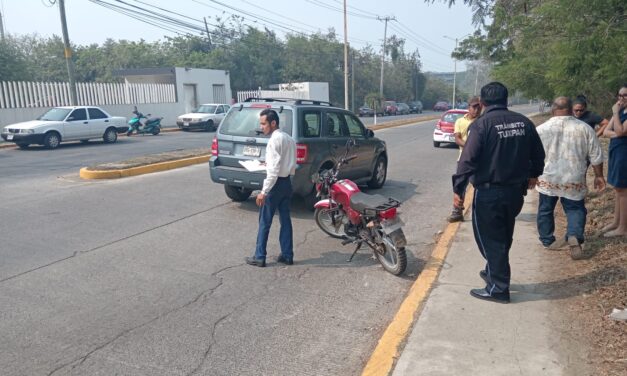 Otro motociclista derribado por una camioneta: Piloto resultó ligeramente lesionado