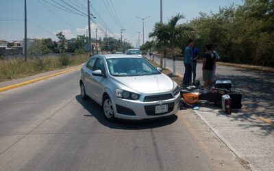Motociclista levemente lesionado tras colisión con automóvil en las Américas