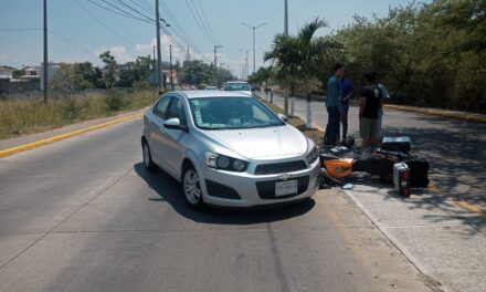 Motociclista levemente lesionado tras colisión con automóvil en las Américas
