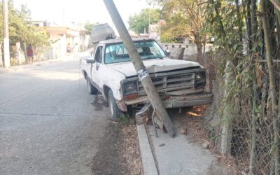 Impactante Accidente en la Lázaro Cárdenas: Camioneta Abandonada Tras Chocar Contra Poste de Telmex